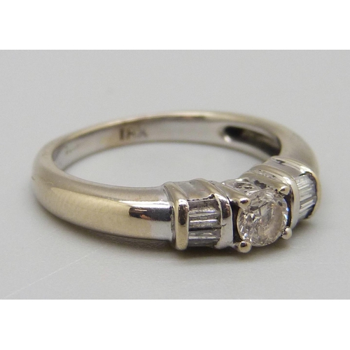 922 - An 18ct white gold and diamond Art Deco ring, 4g, M