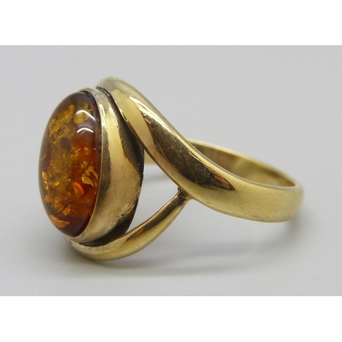 925 - A silver and amber ring, O