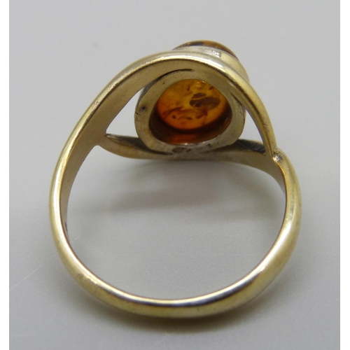 925 - A silver and amber ring, O