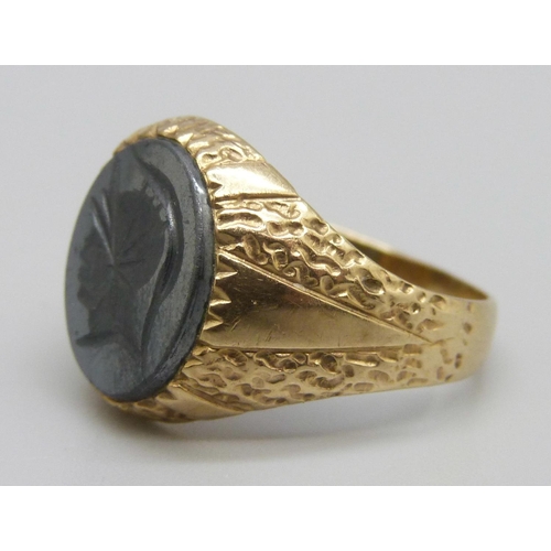 928 - A 9ct gold and hematite set ring, 5.5g, S