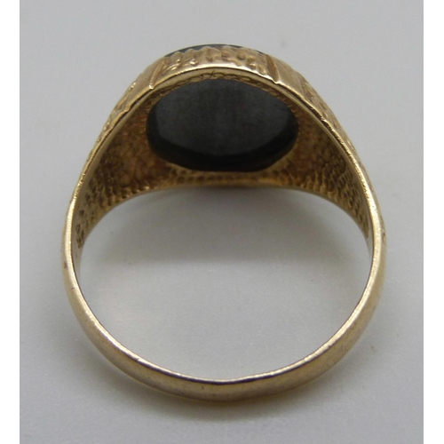 928 - A 9ct gold and hematite set ring, 5.5g, S