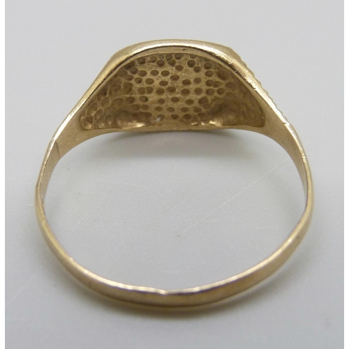 930 - A 9ct gold signet ring set with a diamond, 2.1g, U