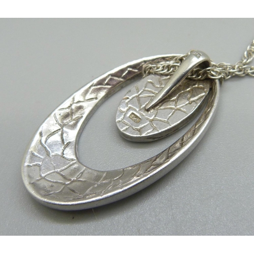 931 - A silver and mother of pearl pendant on a silver chain