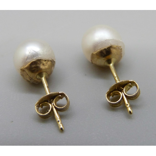 933 - A pair of 18ct gold and pearl earrings