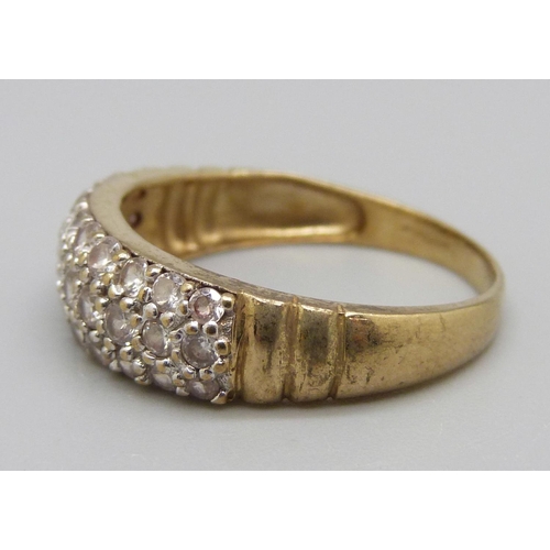 934 - A 9ct gold and white stone ring, 3.2g, T