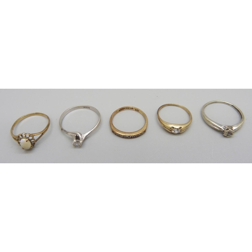 940 - Five 9ct gold rings, 6.2g, one set with a diamond and one set with an opal