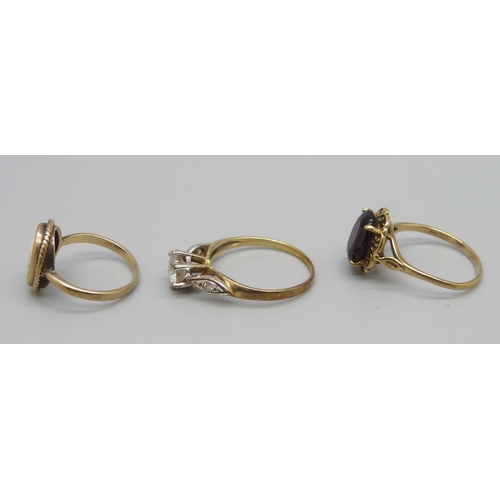 942 - Three 9ct gold rings, 6.1g