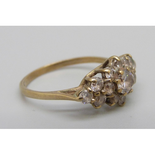 943 - A 9ct gold and white stone ring, 2g, N