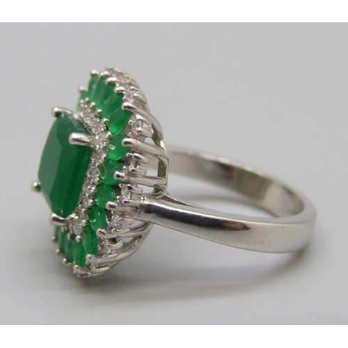 955 - A green and white stone ring, O