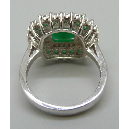 955 - A green and white stone ring, O