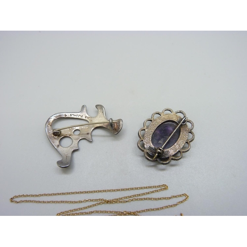 967 - A fine 9ct gold chain, a silver modernist brooch and a silver Blue John set brooch