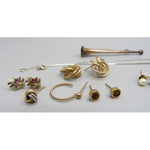 980 - A 9ct gold hunting horn brooch, 2.1g, a fine 9ct white gold chain, 1.3g, and 9ct gold and yellow met... 