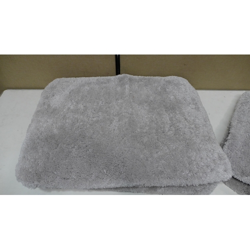 3265 - 5 Charisma Asst Bath Mats  24 x 36 and a Charisma Bath Runner  24 x60 (262-144-148,153)  * This lot ... 