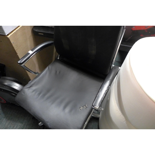 3347 - Black/Chrome Effect Swivel Office Chair (262-617,644)  * This lot is subject to vat