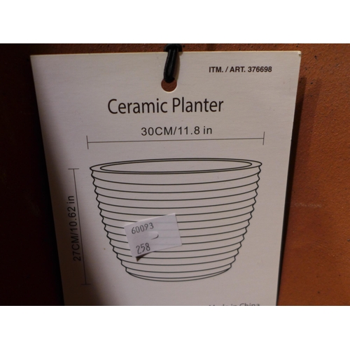 3209 - Ceramic Planter 27Cm and Sungrade Umbrella Stand , (258-429,438)   * This lot is subject to vat