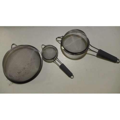 3191 - T/Tina Mesh Strainers 3Pk and Titan 40 Can Cooler   (258-372,376)   * This lot is subject to vat