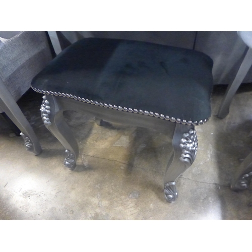 1567 - A silver dressing table/desk with upholstered stool