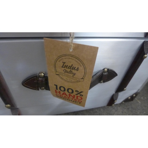 1574 - An Apparel small trunk