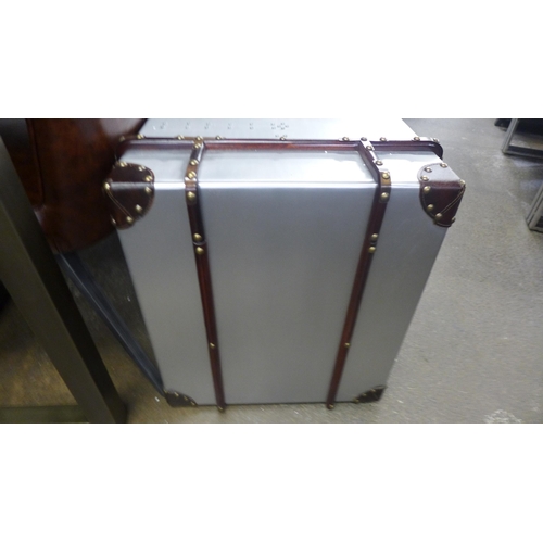 1574 - An Apparel small trunk