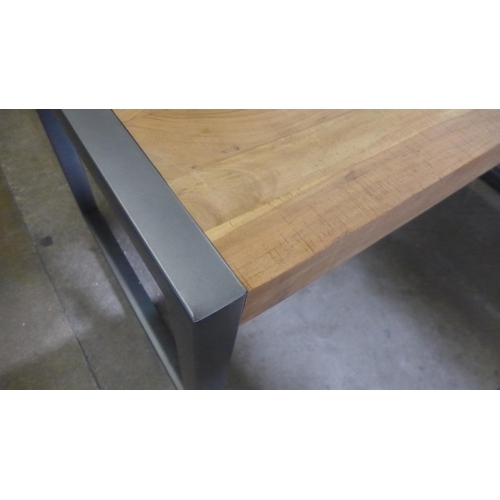 1588 - A Fire 2.0 dining table