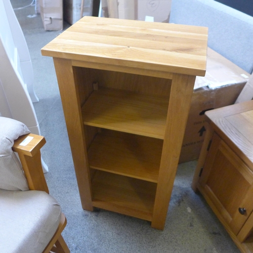 1643 - An oak single door TV/media unit and a small oak bookcase