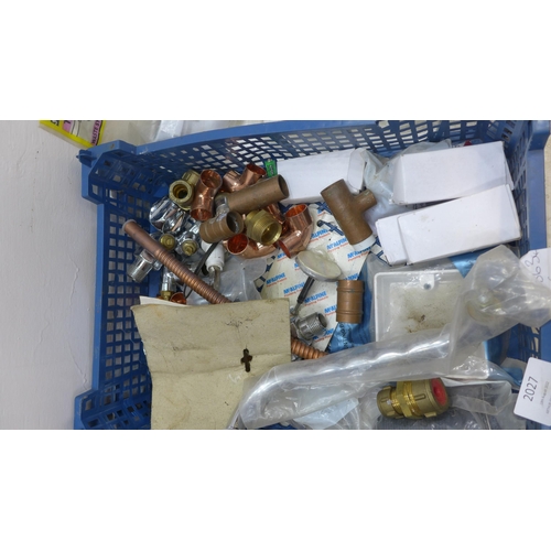 2027 - A tray of unused plumber's fittings, taps and pipes, some copper