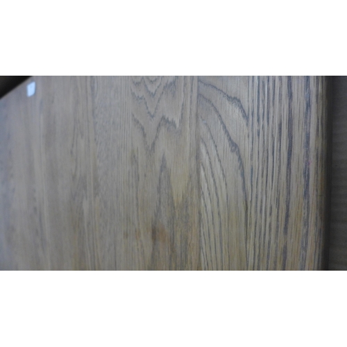 1546 - A Holcot oak dining table - damaged leg fixing