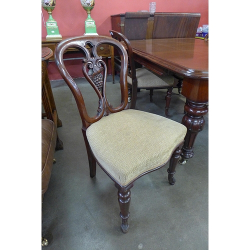 144 - A Victorian mahogany extending dining table and four chairs