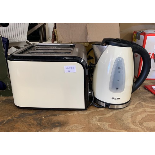 2135 - Swan matching four slice toaster and kettle - both - W