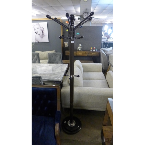 1384 - A brown metal hat & coat stand, H 178cms (HC527417)   #