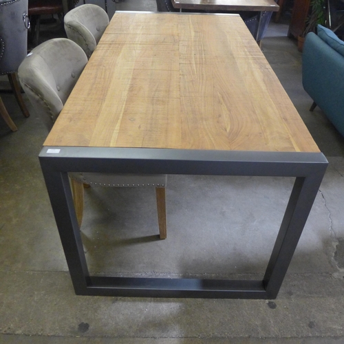 1465 - A Fire 2.0 dining table