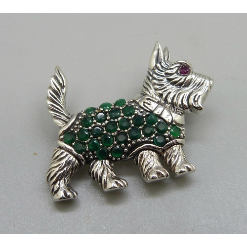 1002 - A sterling silver and emerald Scottie dog brooch