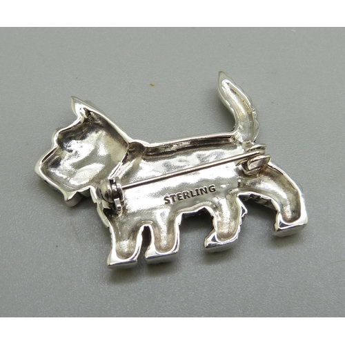 1002 - A sterling silver and emerald Scottie dog brooch