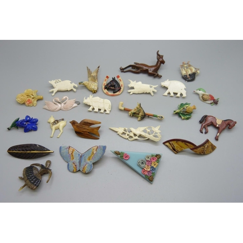 1006 - A collection of brooches