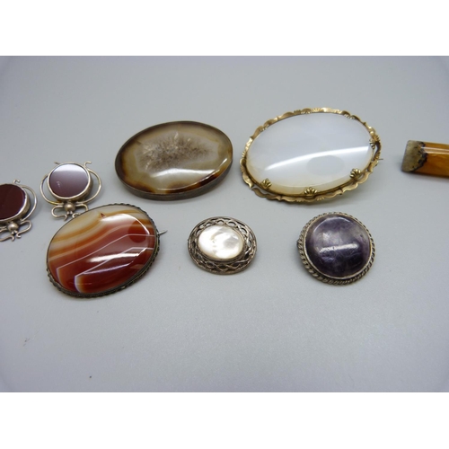 1007 - A Blue John set brooch, agate set brooches, etc., and a pair of earrings, (two brooches a/f, one cra... 