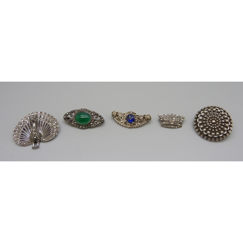 1013 - Three silver brooches and two other brooches