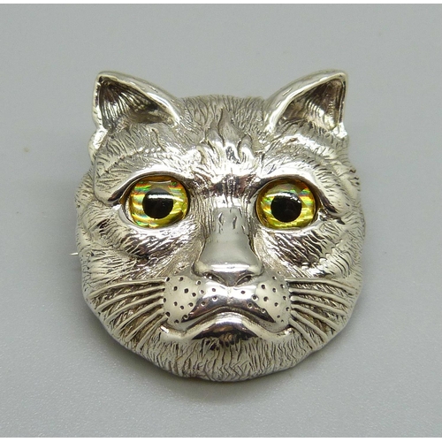 1023 - A silver cat brooch/pendant