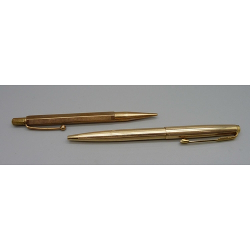 1027 - A hallmarked 9ct gold pencil, total weight 23.7g, with initials, and a plated Parker pen, pen dented