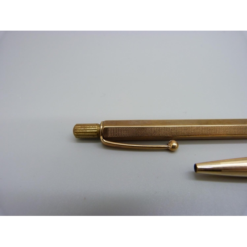 1027 - A hallmarked 9ct gold pencil, total weight 23.7g, with initials, and a plated Parker pen, pen dented