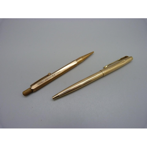 1027 - A hallmarked 9ct gold pencil, total weight 23.7g, with initials, and a plated Parker pen, pen dented