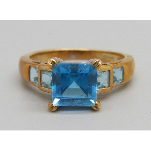 1028 - A 14ct gold and blue stone ring, 4.4g, O