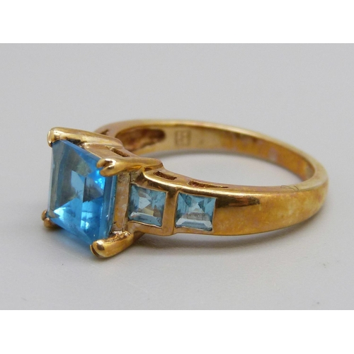 1028 - A 14ct gold and blue stone ring, 4.4g, O