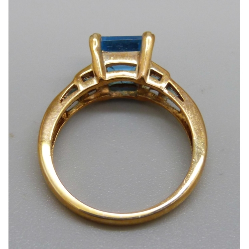 1028 - A 14ct gold and blue stone ring, 4.4g, O