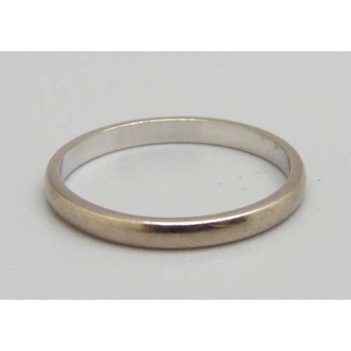 1065 - An 18ct gold ring, 1.4g, I