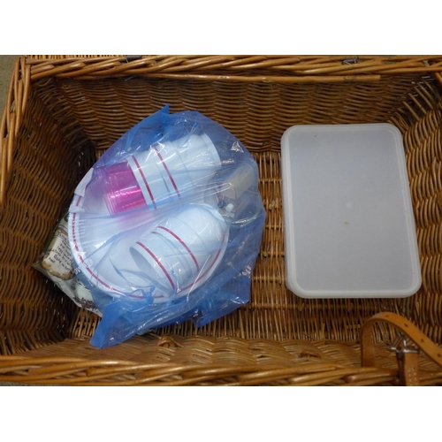 1151 - A picnic basket and picnic crockery