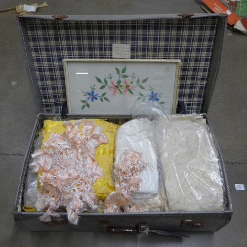 1153 - A suitcase of lace and linen