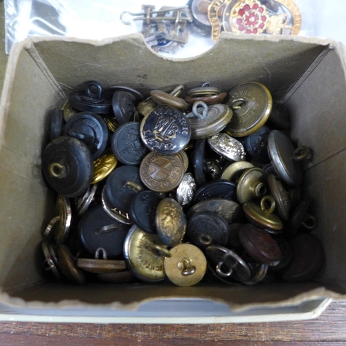 658 - Military items including silver ARP badge, sweetheart brooches, military and other buttons, etc.