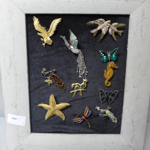 660 - A collection of costume brooches