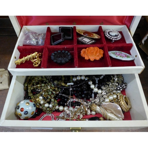 671 - A jewellery box containing hat pins and brooches