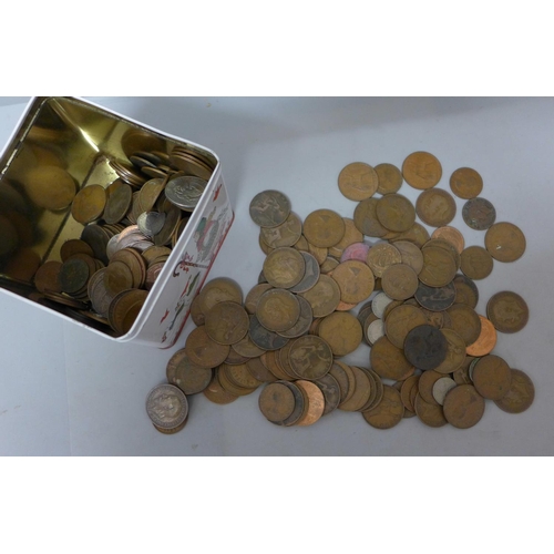 687 - A collection of coins